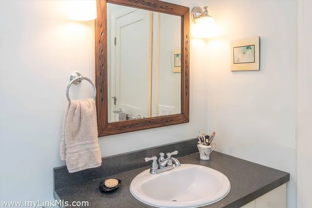 $1,615,000 | 27 Chapde Lane, Vineyard Haven, MA 02568