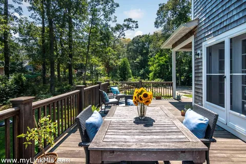 $1,615,000 | 27 Chapde Lane, Vineyard Haven, MA 02568