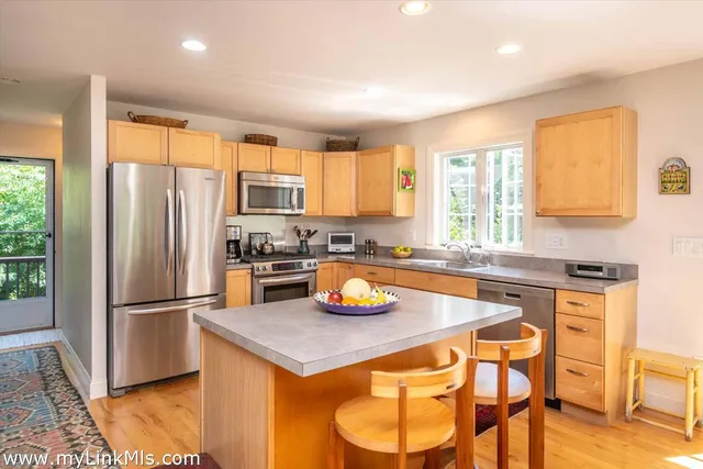 $1,615,000 | 27 Chapde Lane, Vineyard Haven, MA 02568