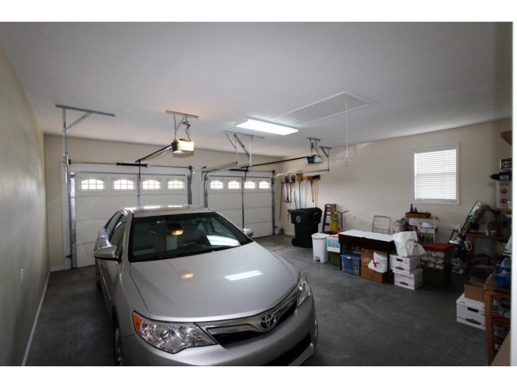 554 Sand Ridge Circle Jonesborough, TN 37659 - Photo 17 of 23 Garage