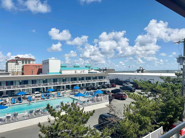 a picture of a table and chairs