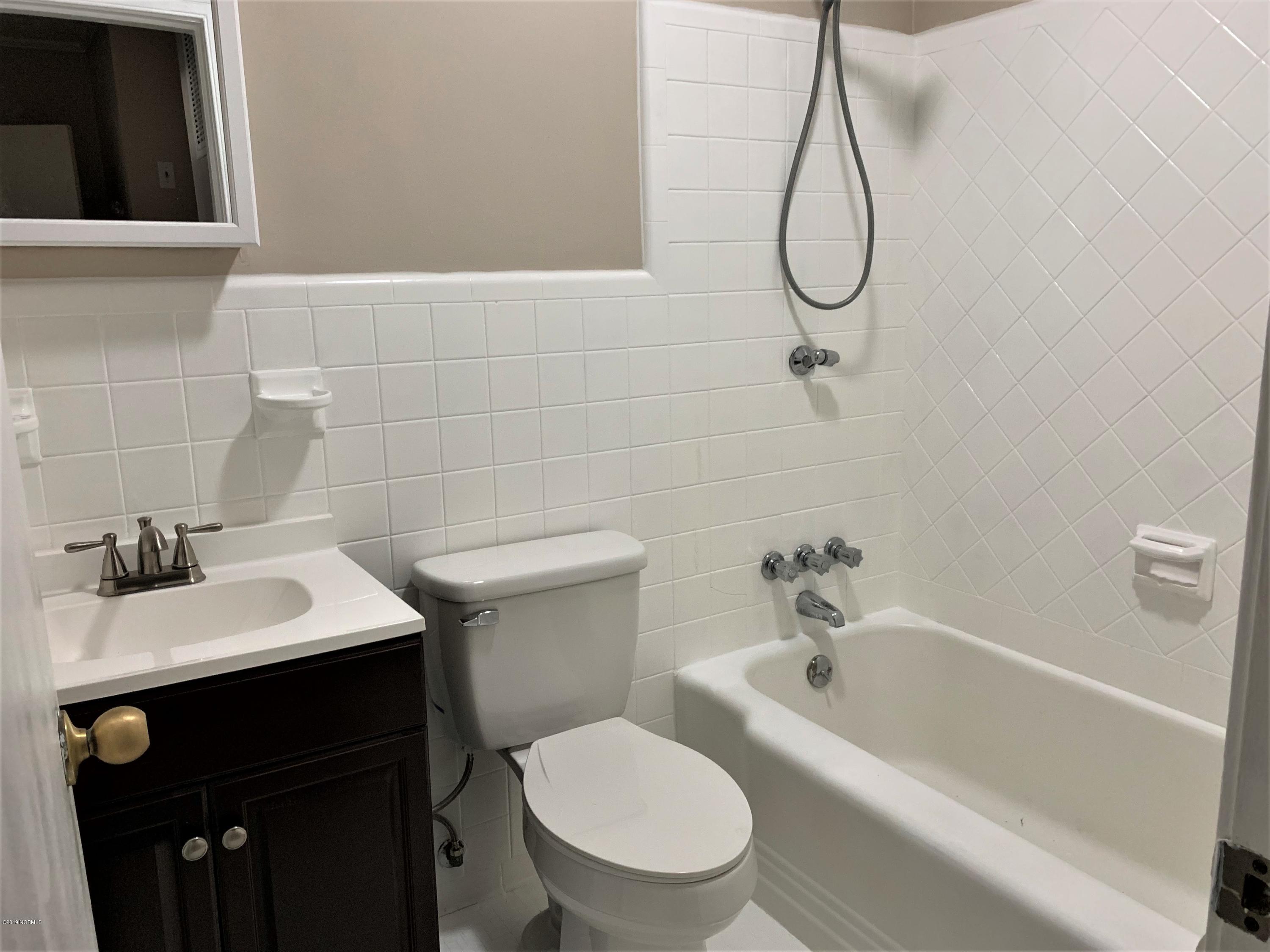 1911 Rouse Road Kinston, NC 28504 - Photo 10 of 25 Hall Bath