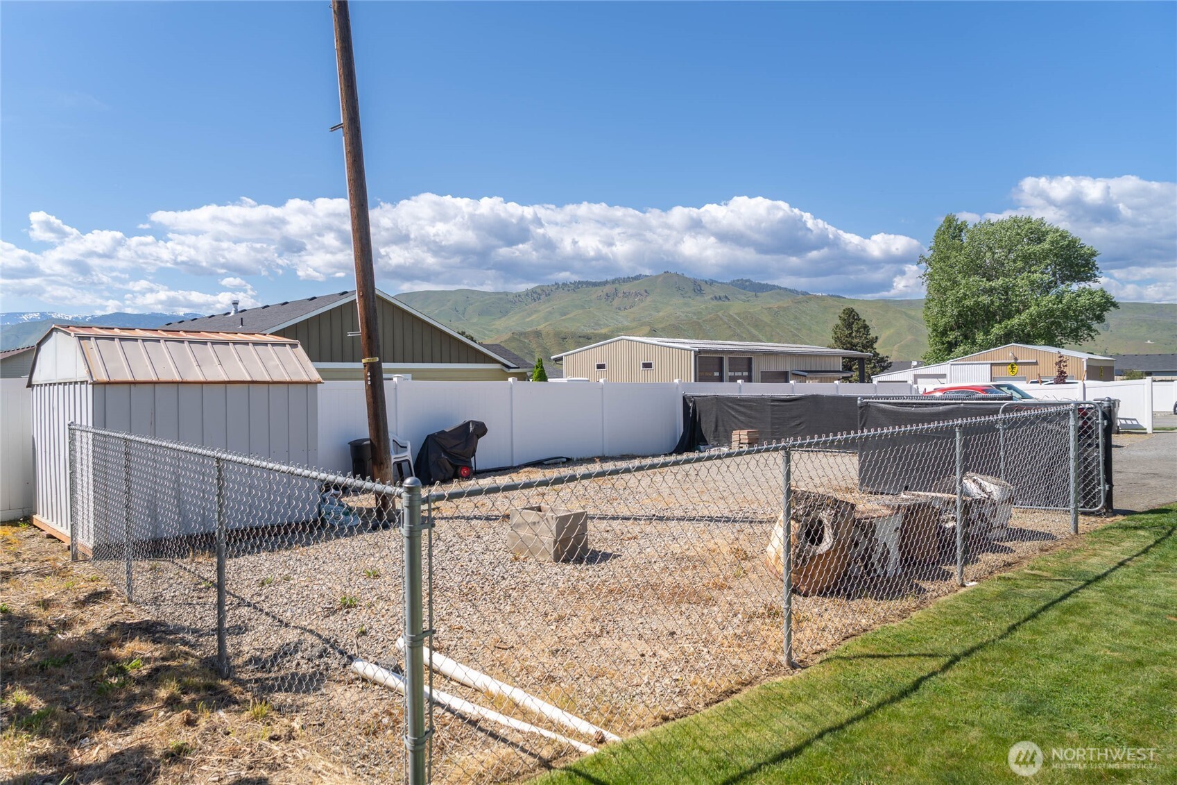 25 Sun Valley Drive Wenatchee, WA 98801 - Photo 14 of 27 a view of a terrace with chairs