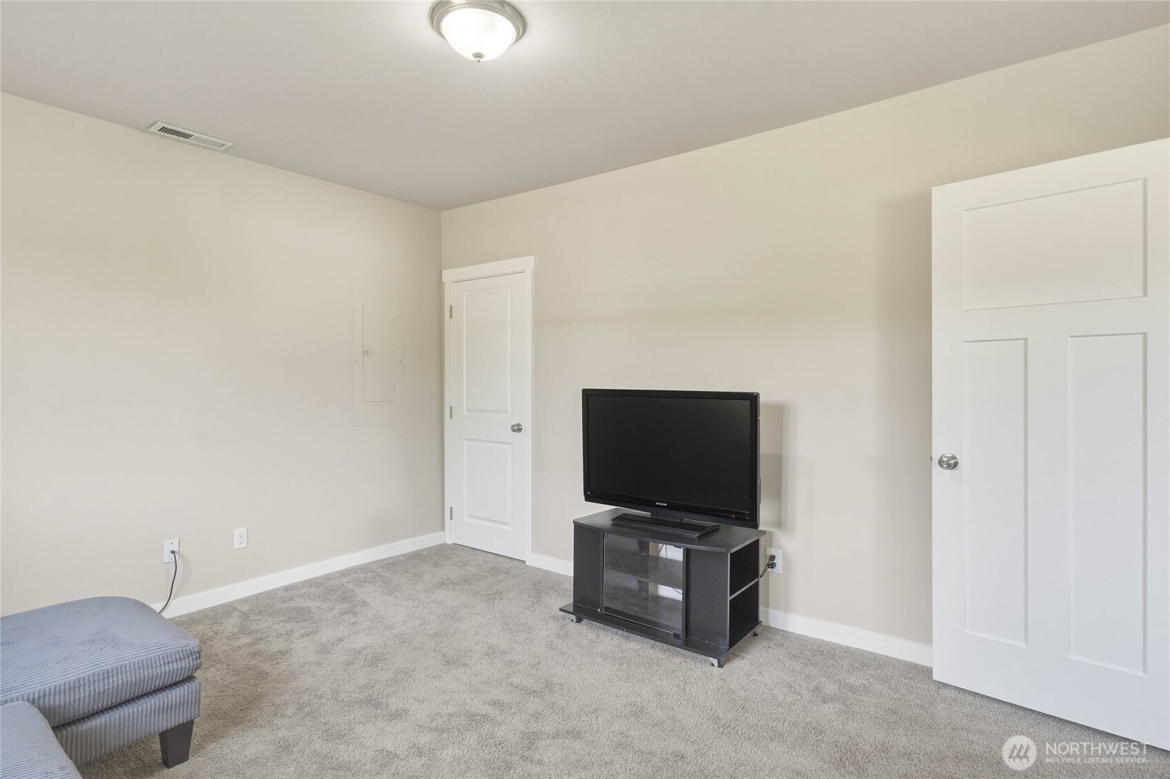 25 Sun Valley Drive Wenatchee, WA 98801 - Photo 25 of 27 a living room with television and a flat screen tv