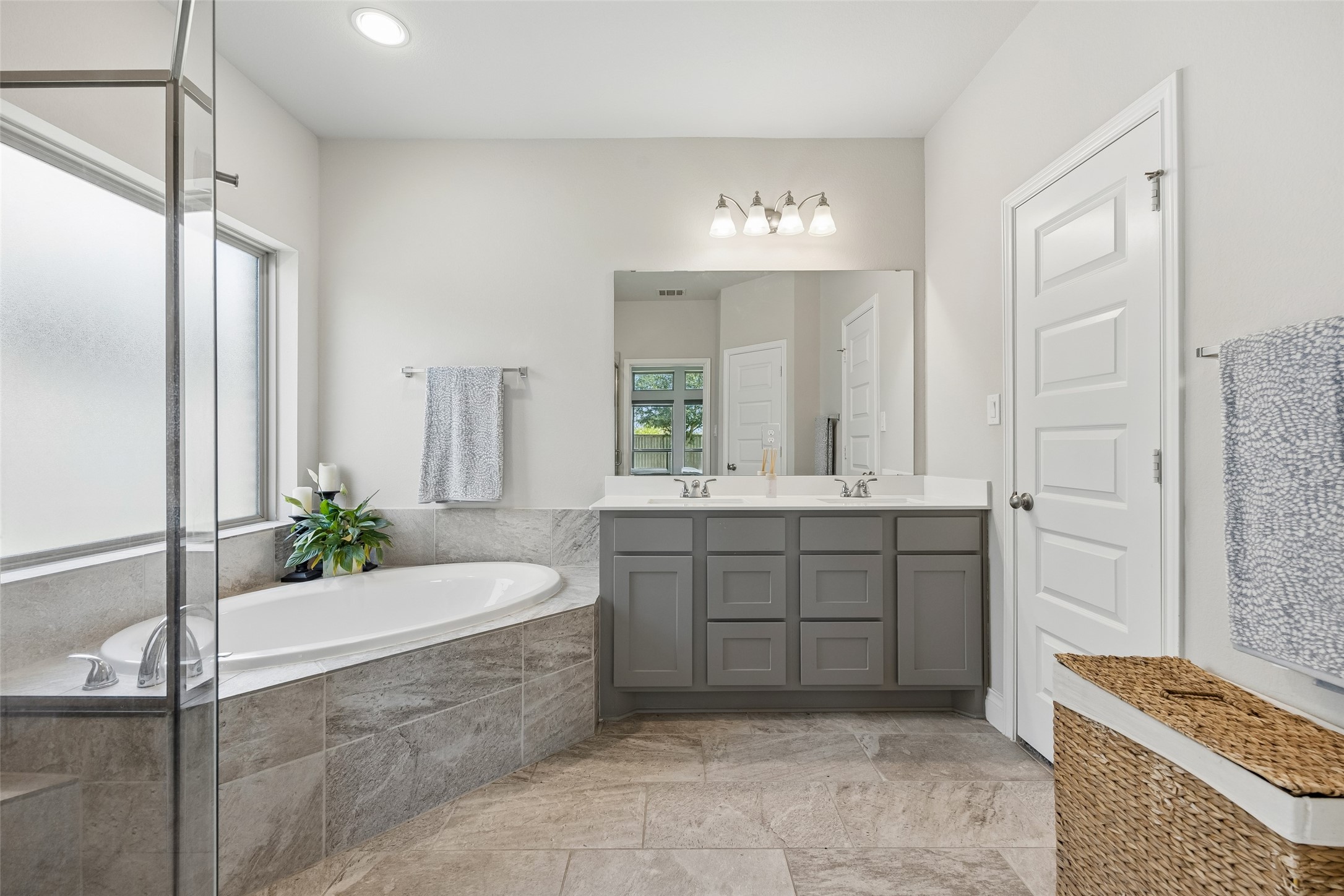 9230 Eckert Road Rosharon, TX 77583 - Photo 9 of 21 Primary Ensuite Bath