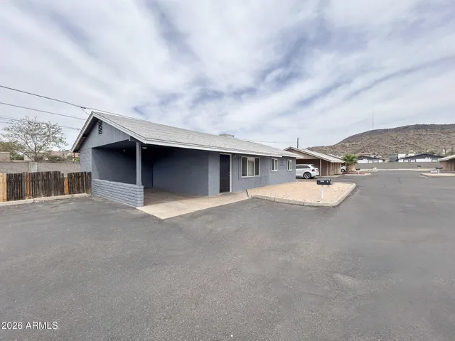 a picture of a black and white photo