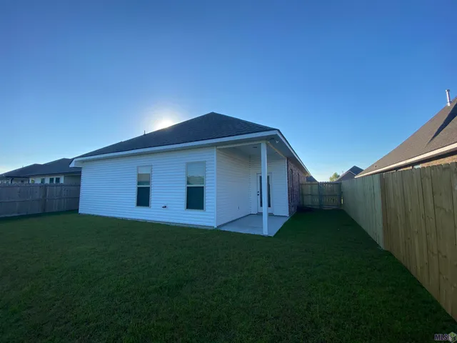 $2,400 | 721 Bellegrove Sq Avenue, Baton Rouge, LA 70810