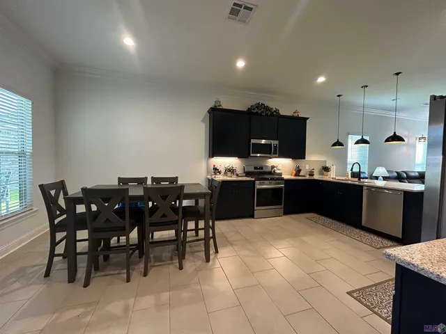 $2,400 | 721 Bellegrove Sq Avenue, Baton Rouge, LA 70810