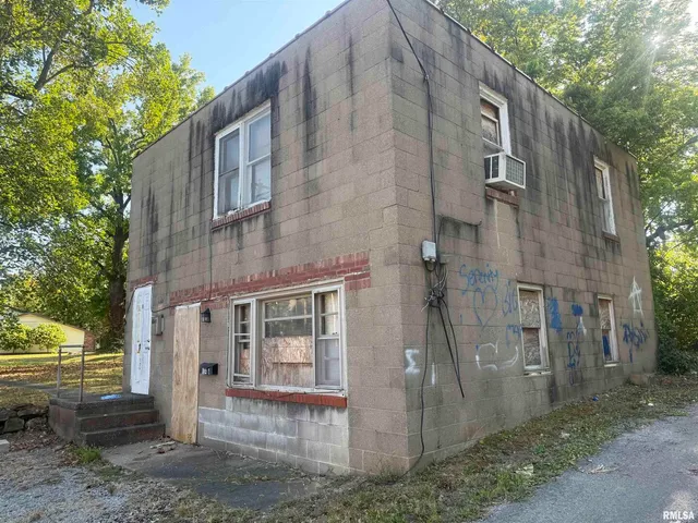 a view of a back yard of the building