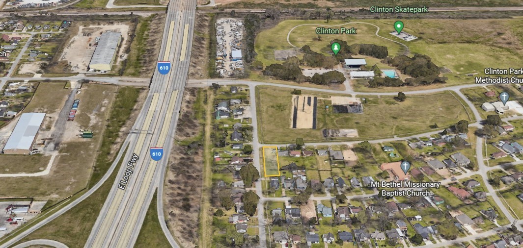 1018 Calloway Street Houston, TX 77029 - Photo 4 of 8 a picture of a bathroom with a shower