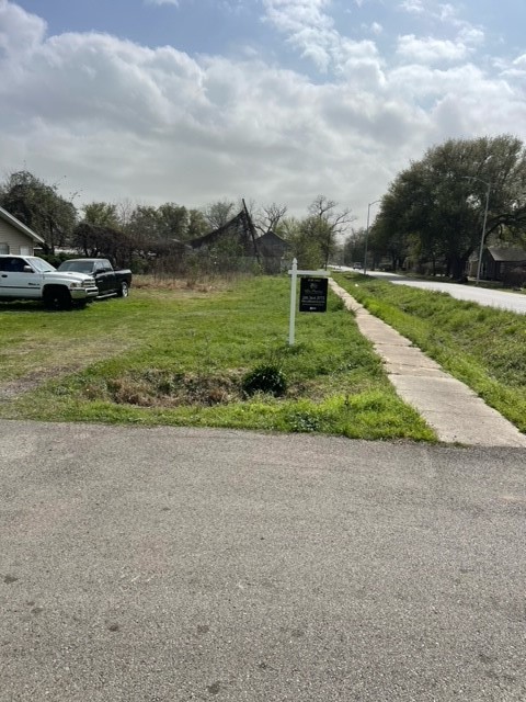1018 Calloway Street Houston, TX 77029 - Photo 7 of 8 a view of a garden with houses