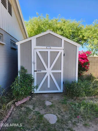 a view of a backyard