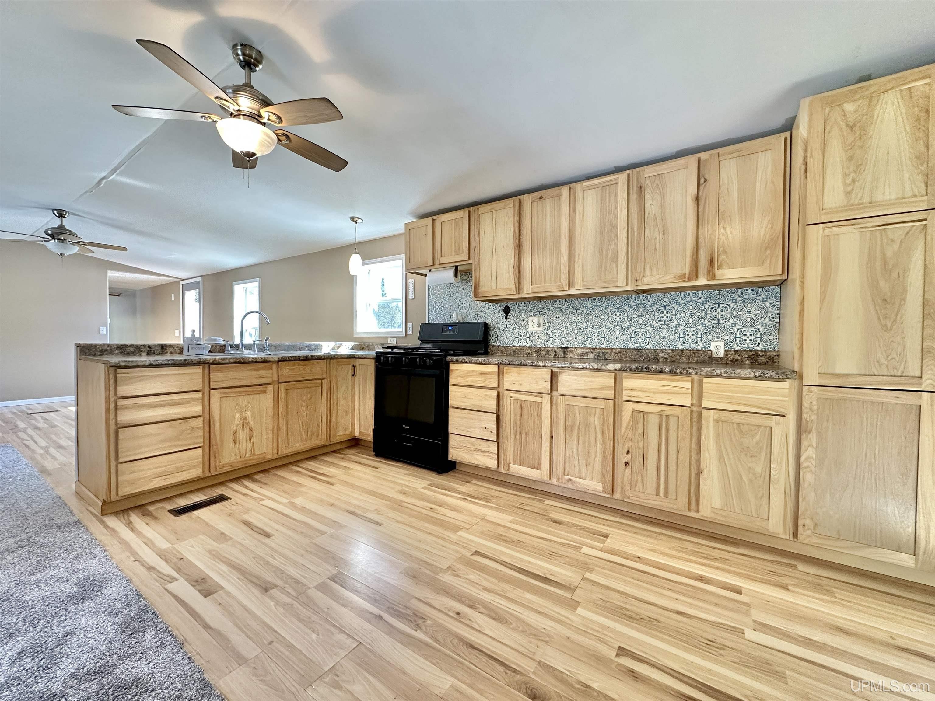 5042 12th Road Escanaba, MI 49829 - Photo 4 of 38