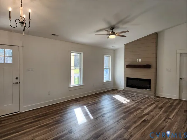 a view of house with a big yard