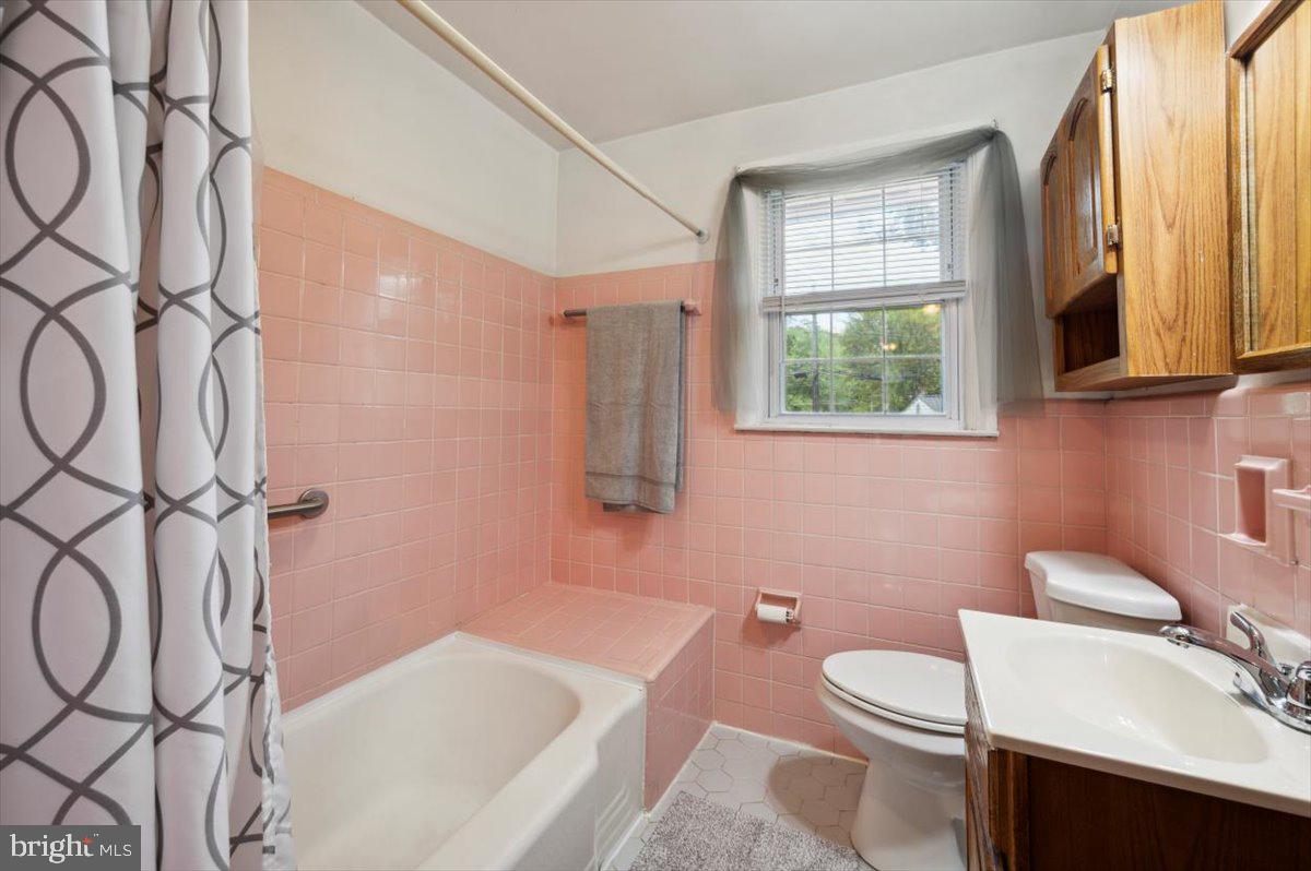 112 Gleaves Road Springfield, PA 19064 - Photo 20 of 27 Ceramic Tile Hall Bath