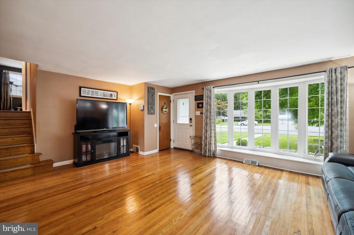 112 Gleaves Road Springfield, PA 19064 - Photo 5 of 27 Gleaming Oak Hardwoods