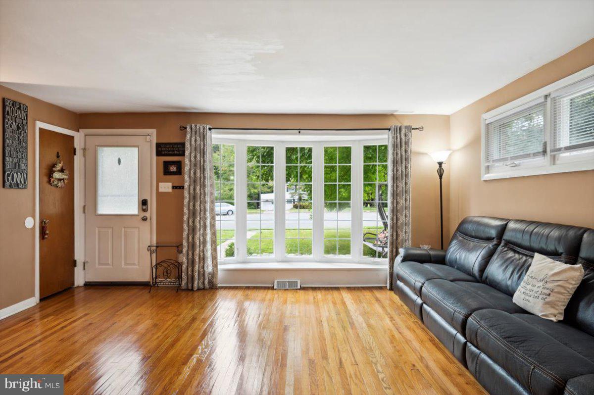 112 Gleaves Road Springfield, PA 19064 - Photo 6 of 27 Bow Window, Natural Light