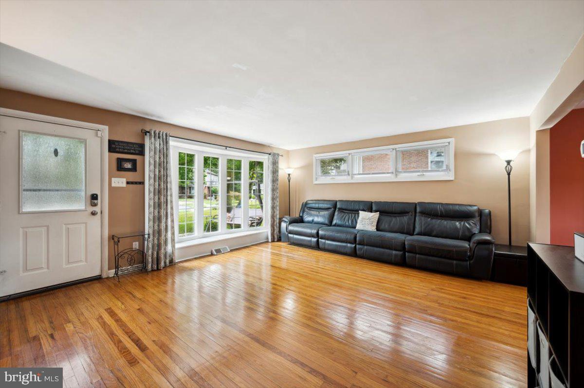 112 Gleaves Road Springfield, PA 19064 - Photo 7 of 27 Versatile Living Space