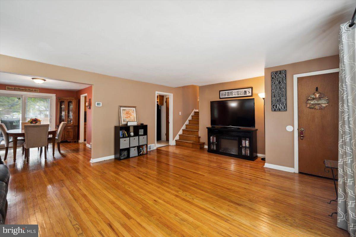 112 Gleaves Road Springfield, PA 19064 - Photo 8 of 27 LR Coat Closet