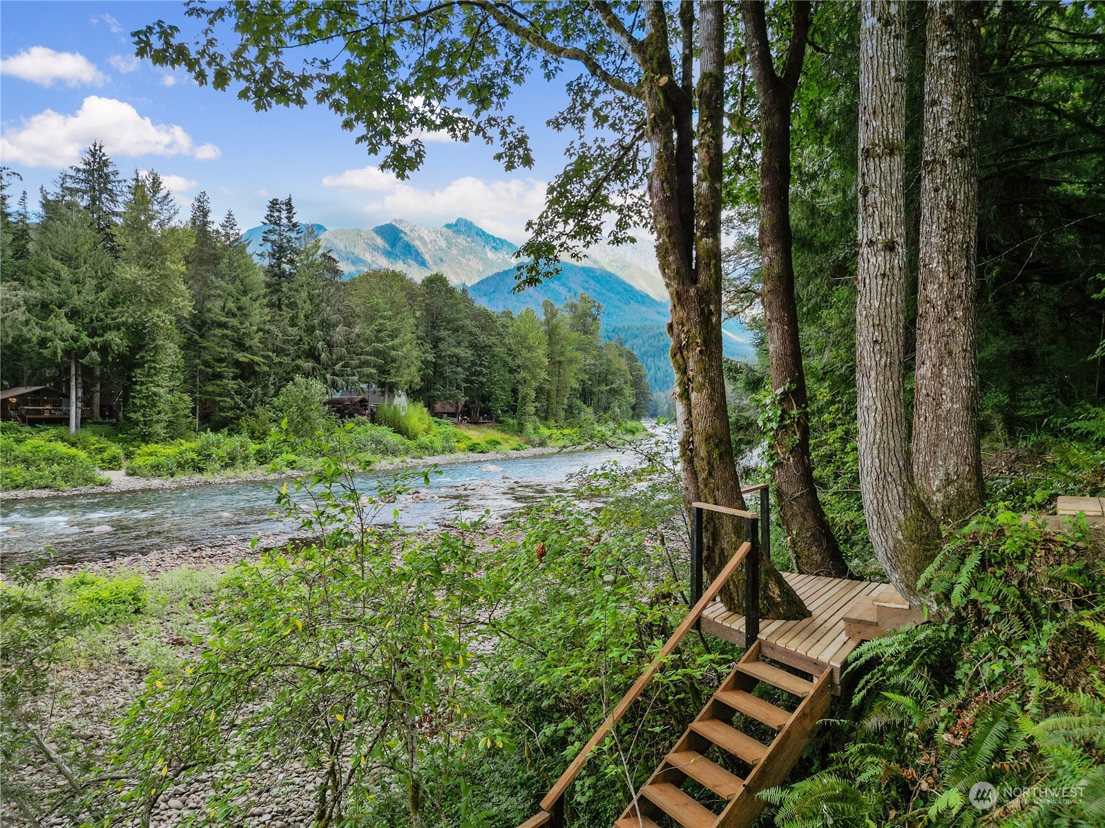 51417 South Riverside Road Gold Bar, WA 98251 - Photo 37 of 40 a backyard of a house with lots of green space