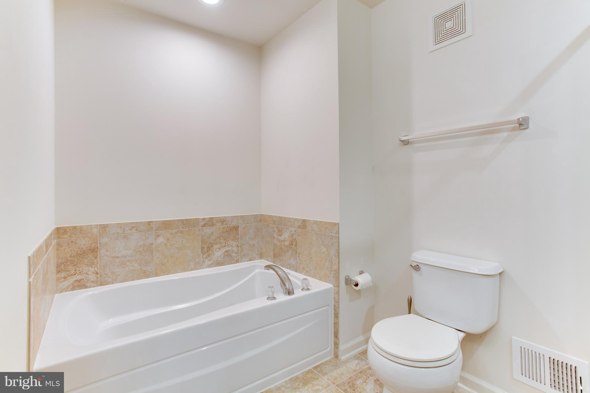 6020 Machen Road, Unit 177 Centreville, VA 20121 - Photo 27 of 30 a bathroom with a bathtub and toilet
