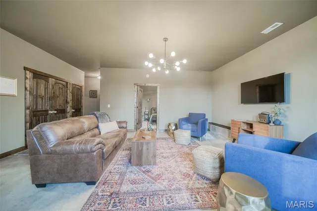 $895,000 | 15227 County Road 1110, St. James, MO 65559