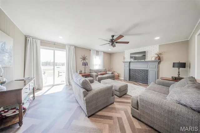 $895,000 | 15227 County Road 1110, St. James, MO 65559