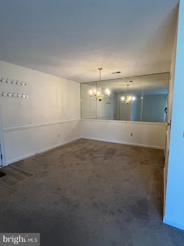 en empty room with window and pillar in it