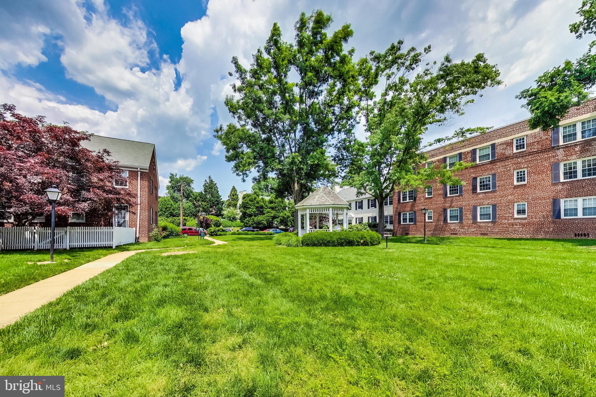 2912 13th Road South, Unit 12104 Arlington, VA 22204 - Photo 19 of 27 Large green outdoor common area with Gazebo