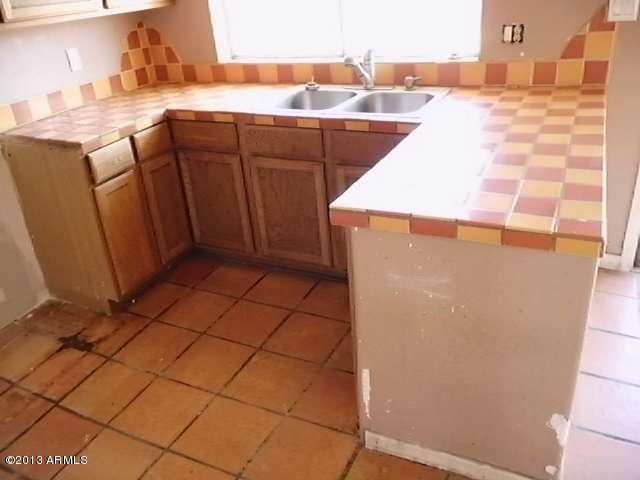 8809 West Osborn Road Phoenix, AZ 85037 - Photo 6 of 20 023-325796 - Kitchen
