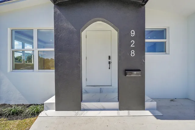 a view of entrance door of the house