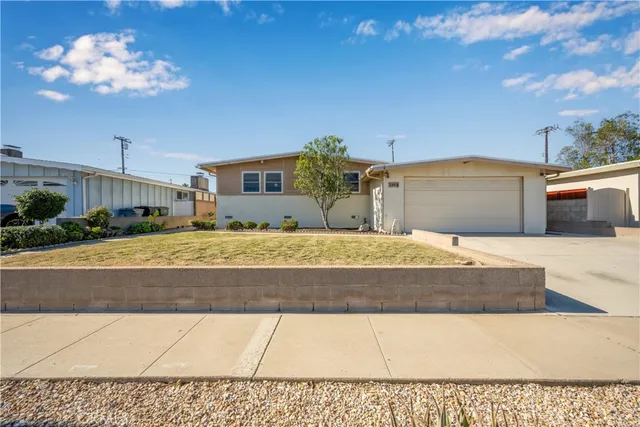 a view of a house with a yard