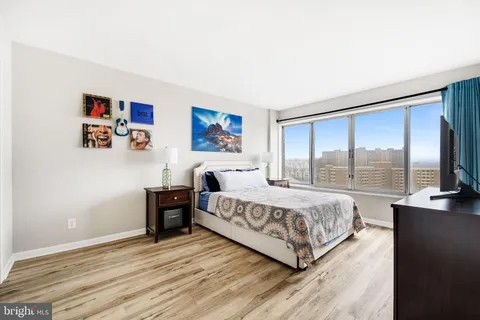 $219,000 | 5340 Holmes Run Parkway, Unit 1407, Alexandria, VA 22304
