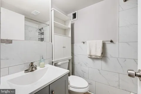 $219,000 | 5340 Holmes Run Parkway, Unit 1407, Alexandria, VA 22304