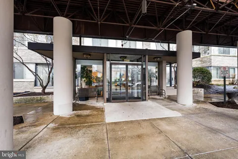 $219,000 | 5340 Holmes Run Parkway, Unit 1407, Alexandria, VA 22304