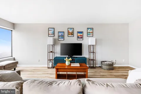 $219,000 | 5340 Holmes Run Parkway, Unit 1407, Alexandria, VA 22304