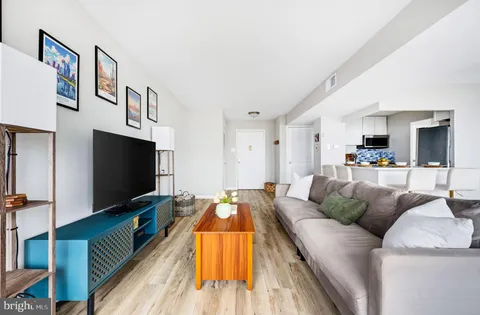 $219,000 | 5340 Holmes Run Parkway, Unit 1407, Alexandria, VA 22304