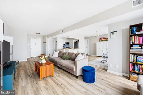 $219,000 | 5340 Holmes Run Parkway, Unit 1407, Alexandria, VA 22304