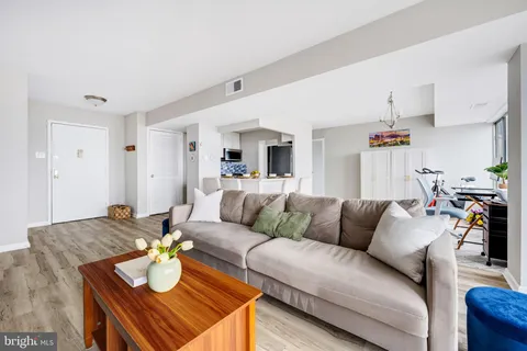 $219,000 | 5340 Holmes Run Parkway, Unit 1407, Alexandria, VA 22304