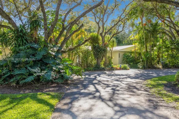 a view of a house with backyard and tree
