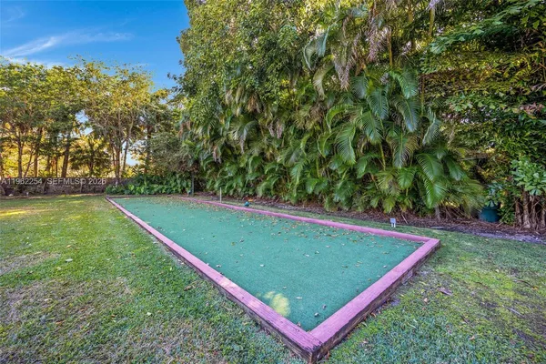 a view of a tennis court