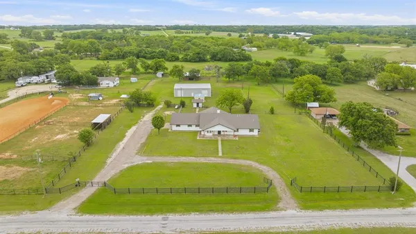 $549,999 | 621 County Road 484, Stephenville, TX 76401