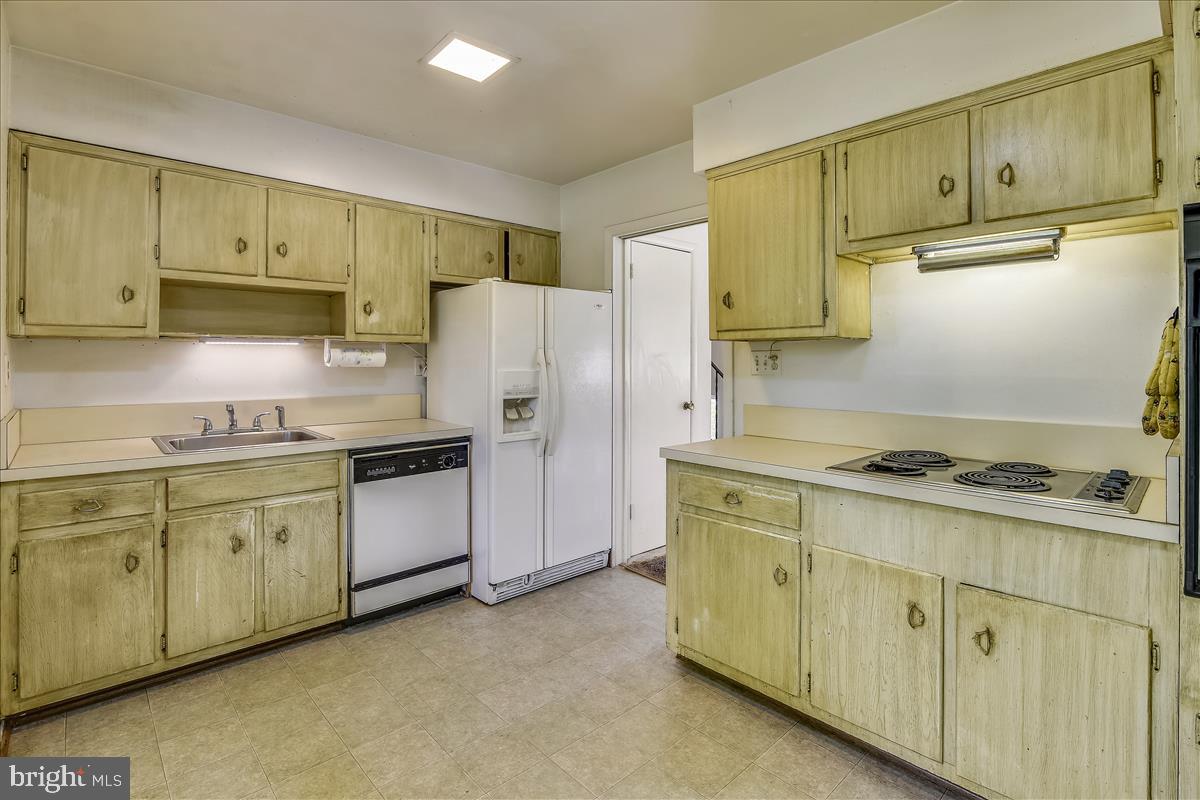 3538 Cornell Road Fairfax, VA 22030 - Photo 19 of 61 Kitchen with vintage cabinets