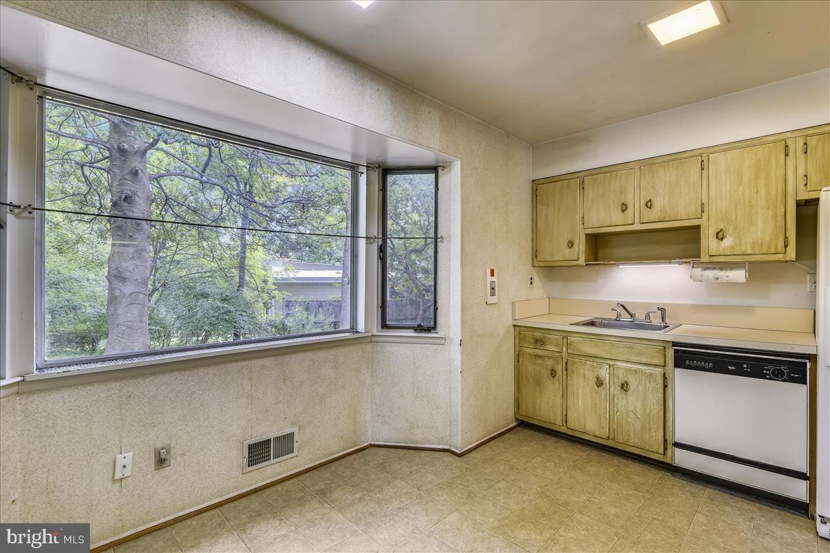 3538 Cornell Road Fairfax, VA 22030 - Photo 20 of 61 Kitchen with view of Army Navy golf course
