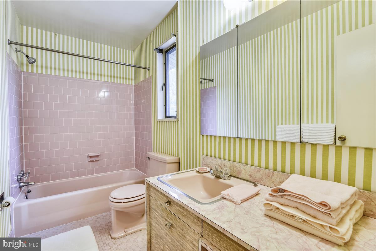 3538 Cornell Road Fairfax, VA 22030 - Photo 44 of 61 Upper level full bath- retro!