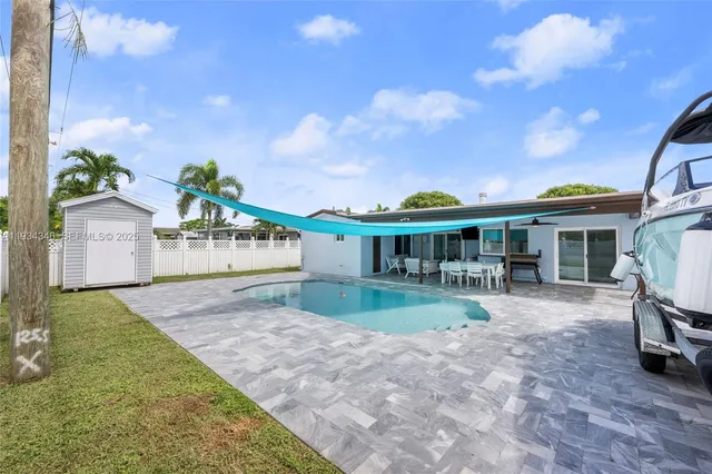 a view of a backyard