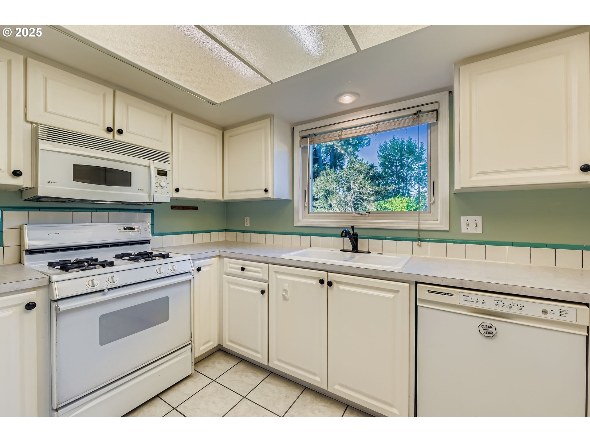 3205 Southwest 180th Place Beaverton, OR 97003 - Photo 8 of 47