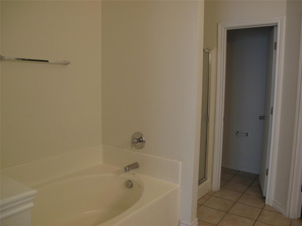 303 Quail Run Road Red Oak, TX 75154 - Photo 13 of 19 a bathroom with a bathtub