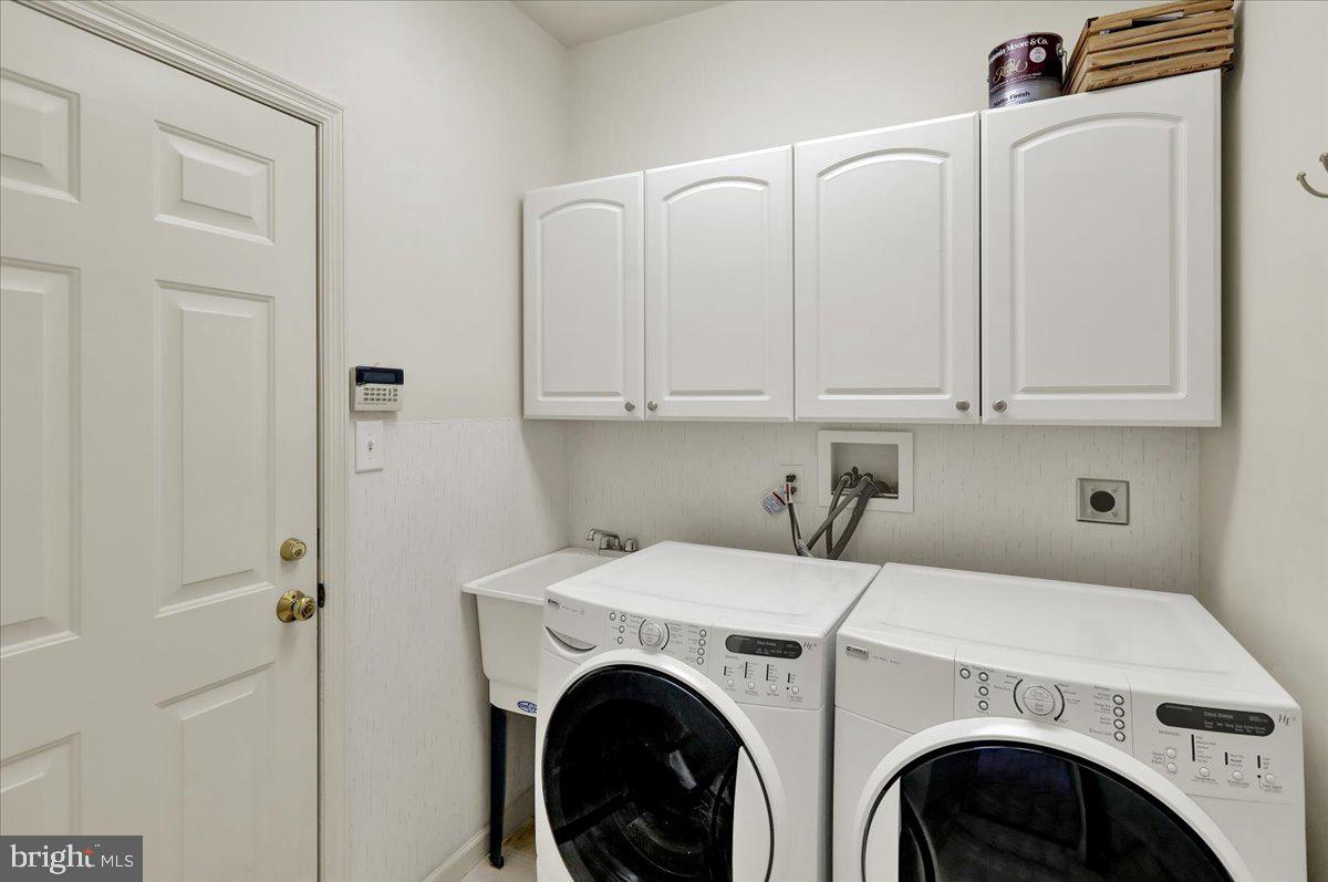 203 Barrington Drive Reading, PA 19607 - Photo 18 of 44 a utility room with dryer and washer