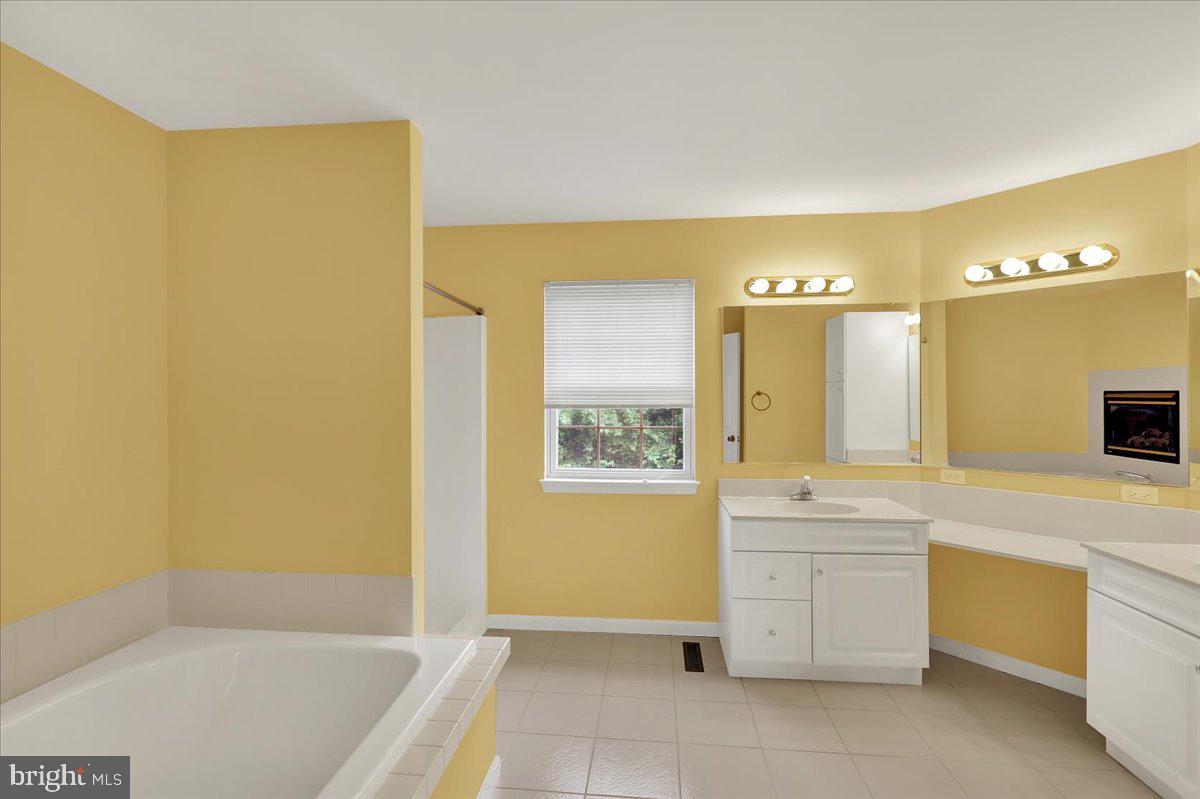 203 Barrington Drive Reading, PA 19607 - Photo 26 of 44 a bathroom with a tub a sink and a mirror